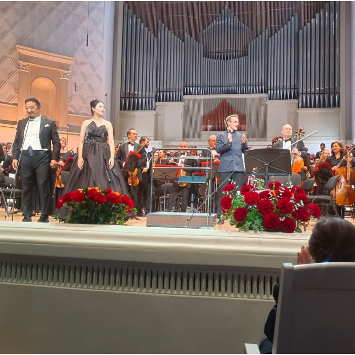 25 пышных красных роз Хартс в корзине